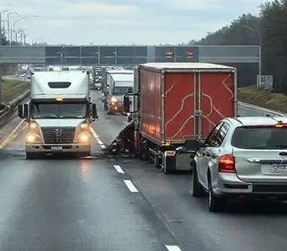 caminhão tomba BR-040 Barbacena